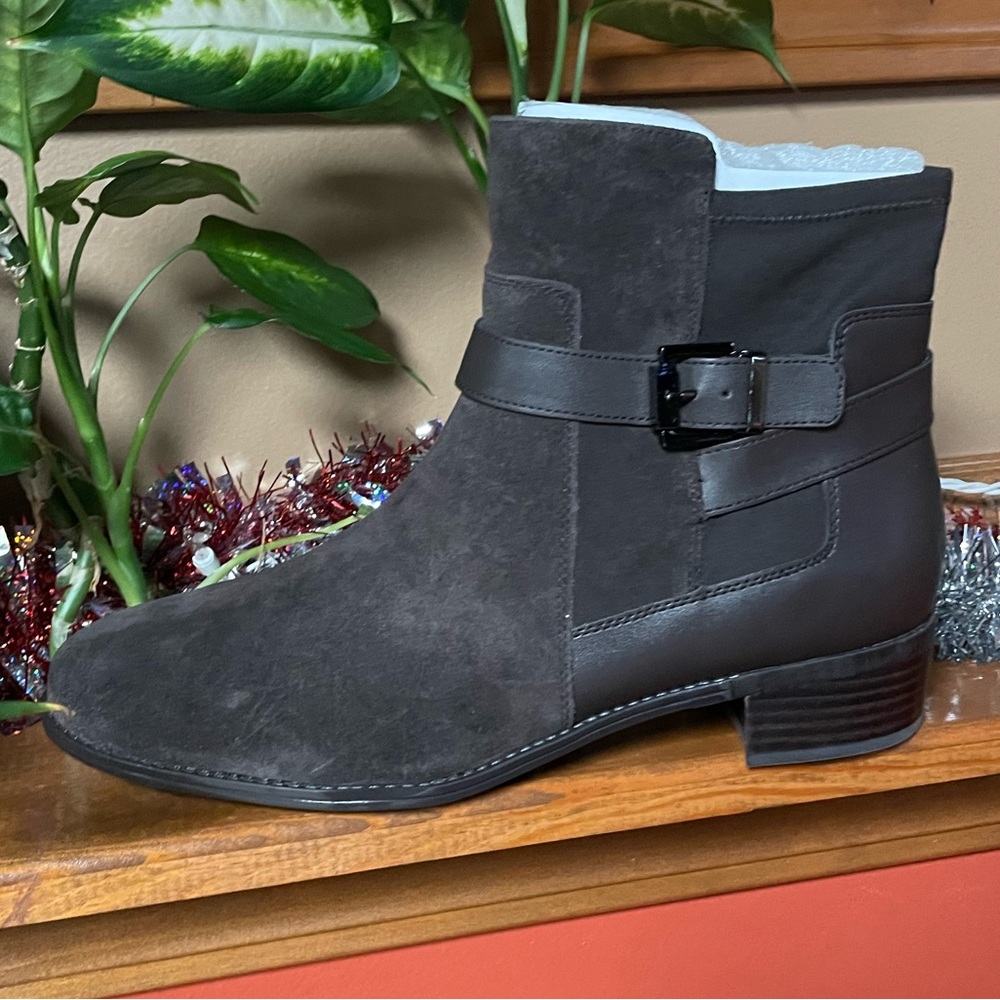 ISAAC MIZRAHI LIVE! WOMENS SARAN SUEDE ZIPPER ANKLE BOOT BROWN. NEW. SIZE 11W.